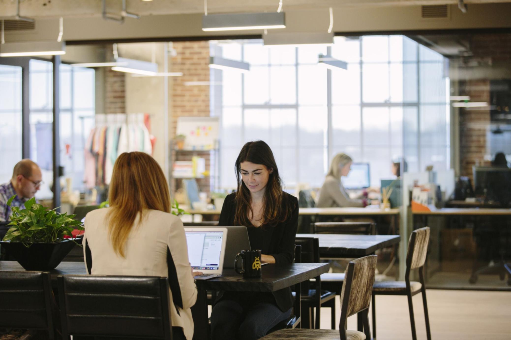 Partenariat collaboratif entre institutions financières et équipe éducative